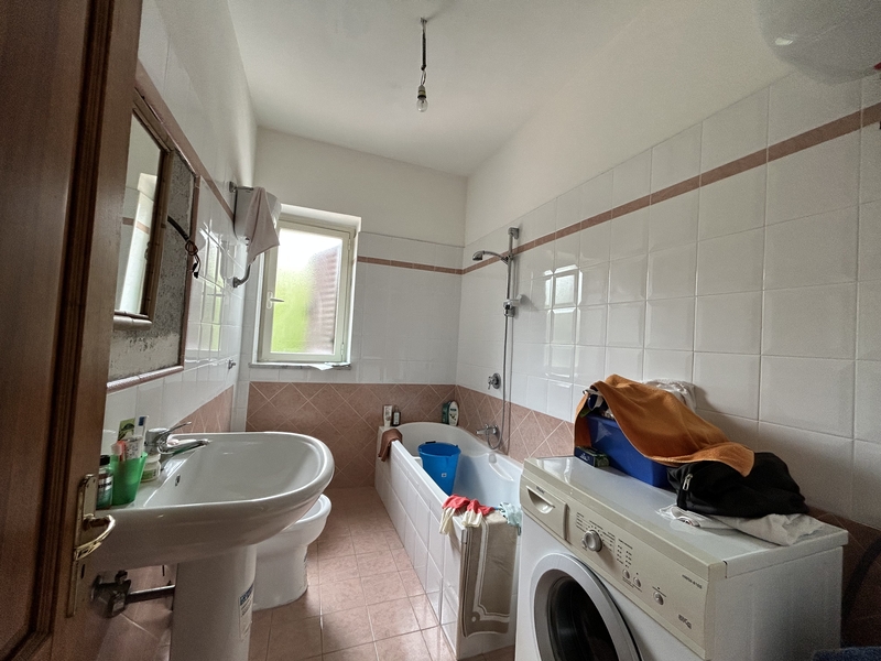 wyremontowane mieszkanie z tarasem na sprzedaż w Falerna Marina we Włoszech