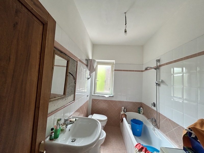 przestronna nieruchomość na sprzedaż 3 minuty od plaży w kalabryjskim miasteczku Falerna