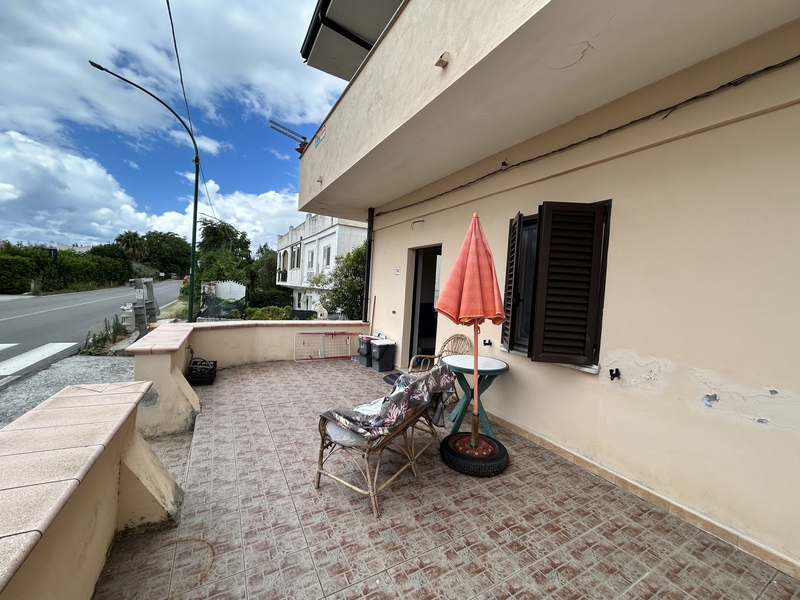 przestronna nieruchomość z tarasem na sprzedaż w miasteczku Falerna na południu Włoch