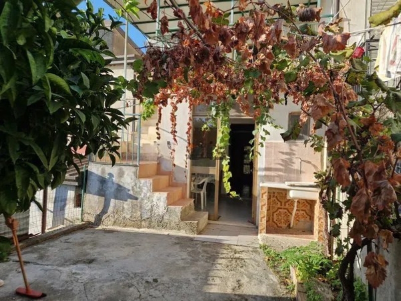 mieszkanie na sprzedaż w historycznej części acquappesa w kalabrii