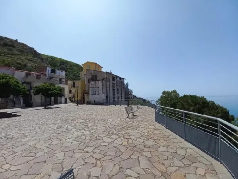 mieszkanie z tarasem na sprzedaż w acquappesa we włoszech