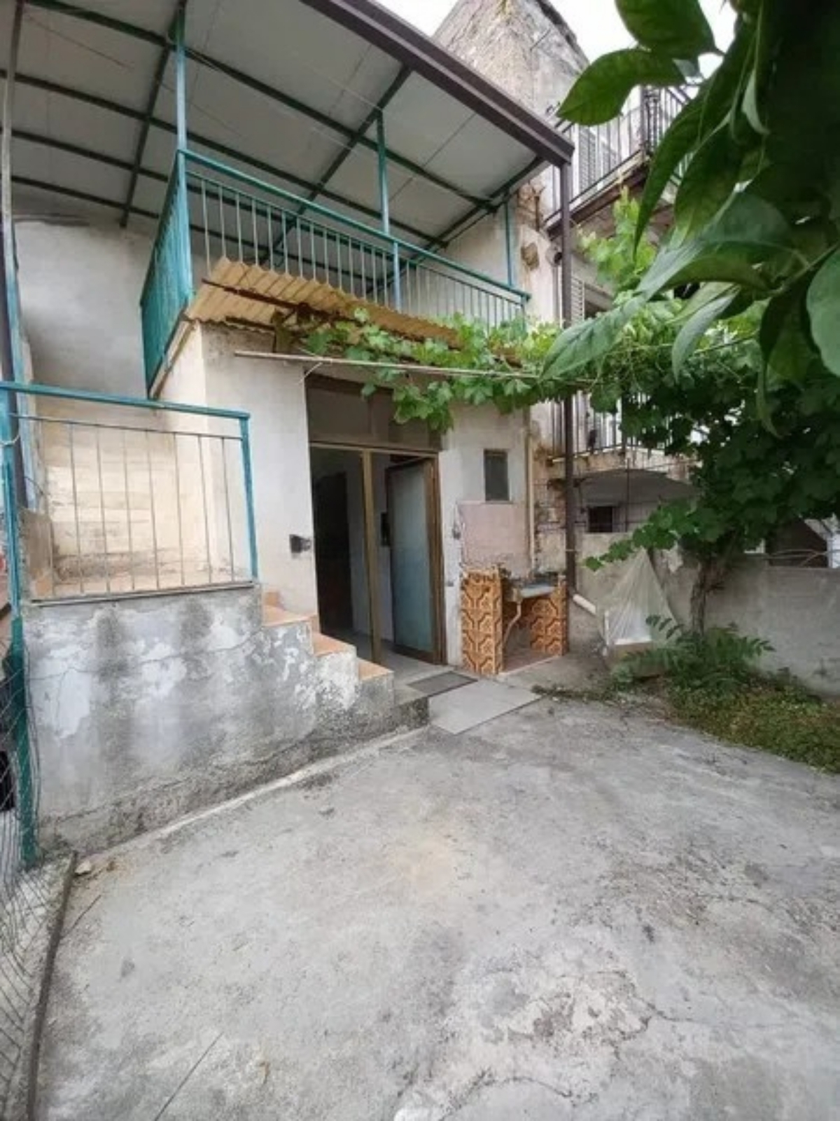 nieruchomość na sprzedaż z ogrodem i tarasem w acquappesa we włoszech