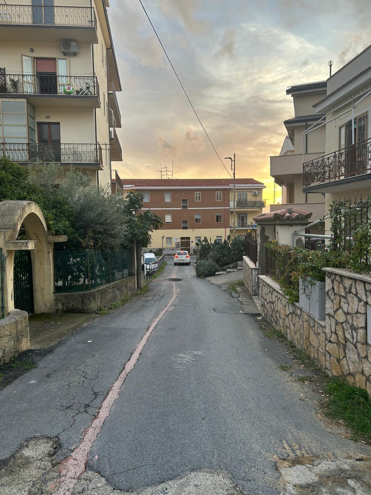 przestronna nieruchomość w centrum miasta belvedere marittimo na sprzedaż w kalabrii