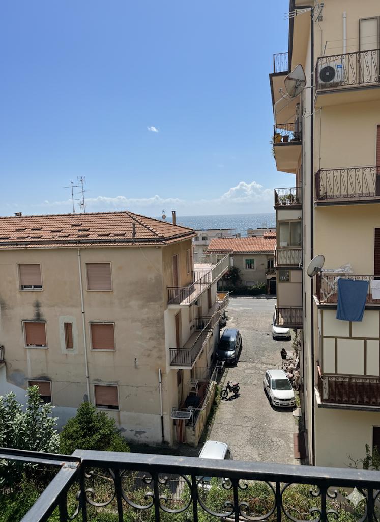 przestronne mieszkanie z widokiem na morze na sprzedaż w belvedere marittimo we włoszech