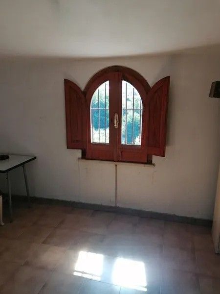 komfortowe mieszkanie z trzema sypialniami i garażem na sprzedaż w paola we włoszech