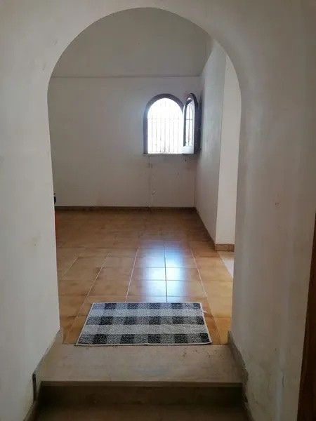 ładna nieruchomość z garażem i ogrodem na sprzedaż w spokojnej okolicy w paola we włoszech