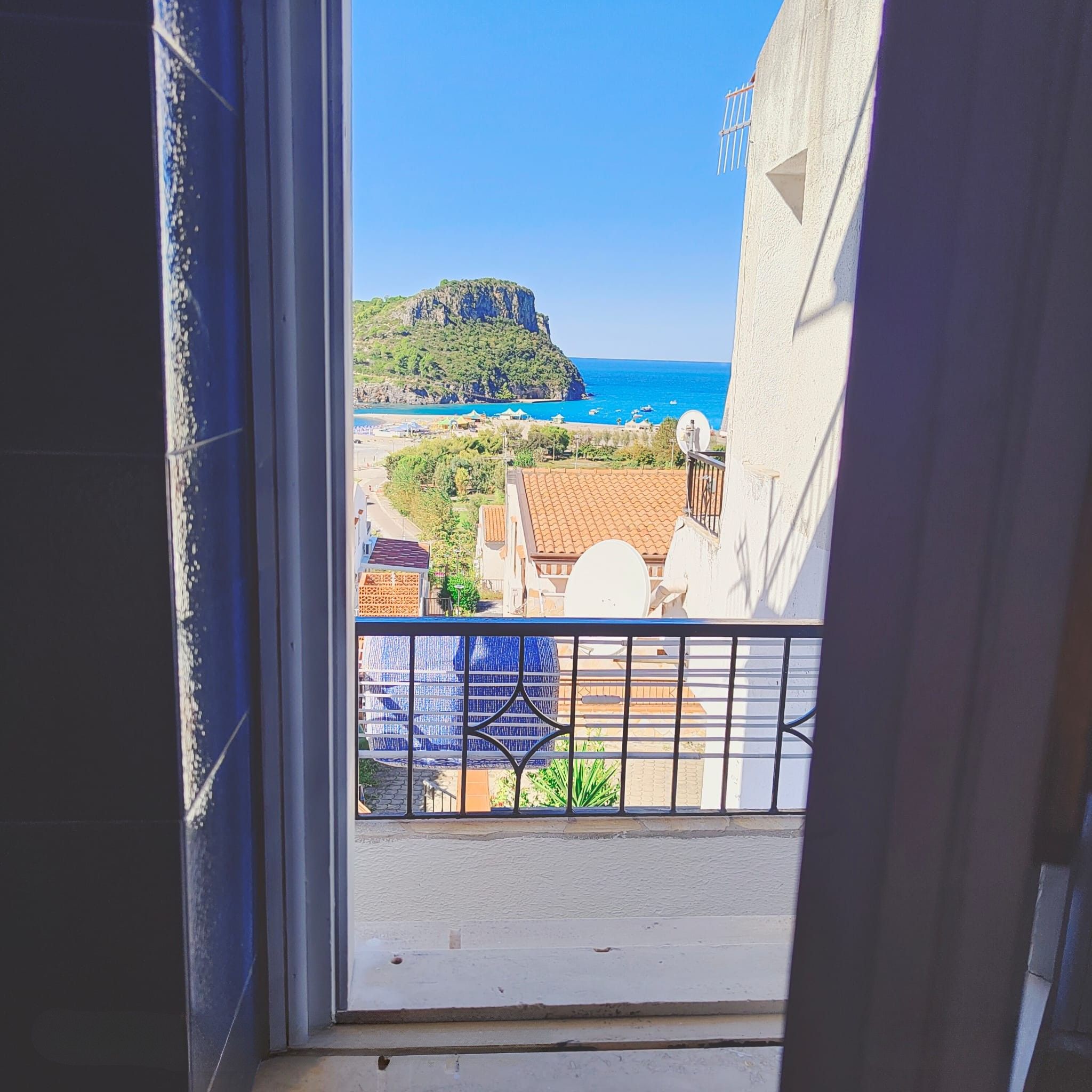 gustowny-dom-z-widokiem-na-morze-na-sprzedaż-w-praia-a-mare-we-włoszech gustowny dom z widokiem na morze na sprzedaż w praia a mare we włoszech