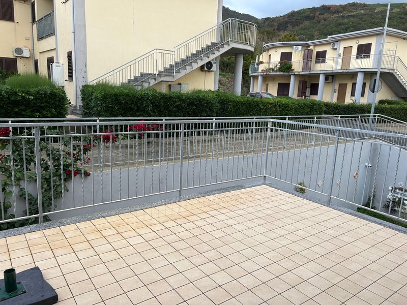 ładny apartament z tarasem na osiedlu z basenami na sprzedaż w San Lucido