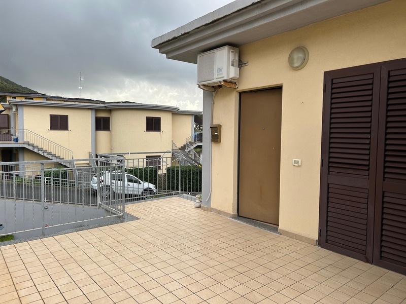 gustowny apartament przy osiedlu z basenami i kortem tenisowym na sprzedaż w San Lucido