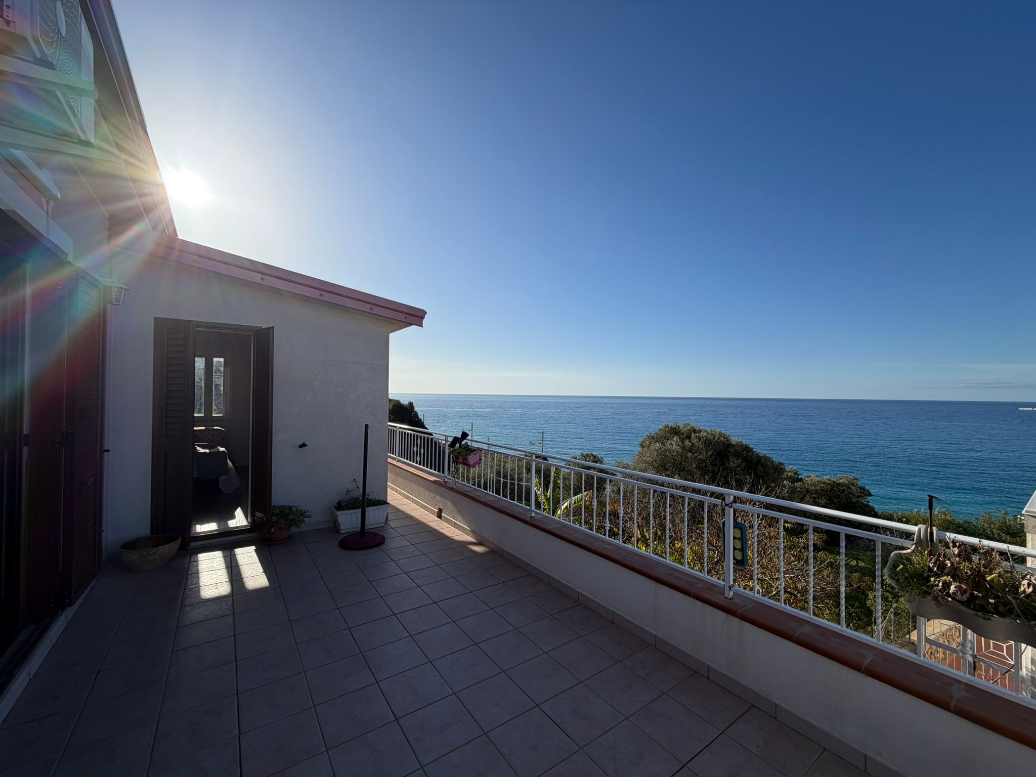 przestronny dom na sprzedaż z ogrodem i widokiem na morze w nadmorskiej miejscowości Bonifati