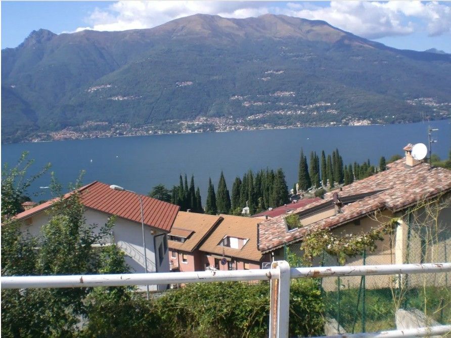 duże mieszkanie na sprzedaż z balkonem w miasteczku Valvarrone w Lombardii