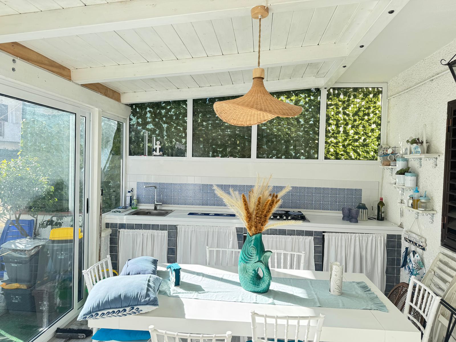 przestronne mieszkanie na sprzedaż z ogromnym tarasem niedaleko lotniska w Lamezia Terme