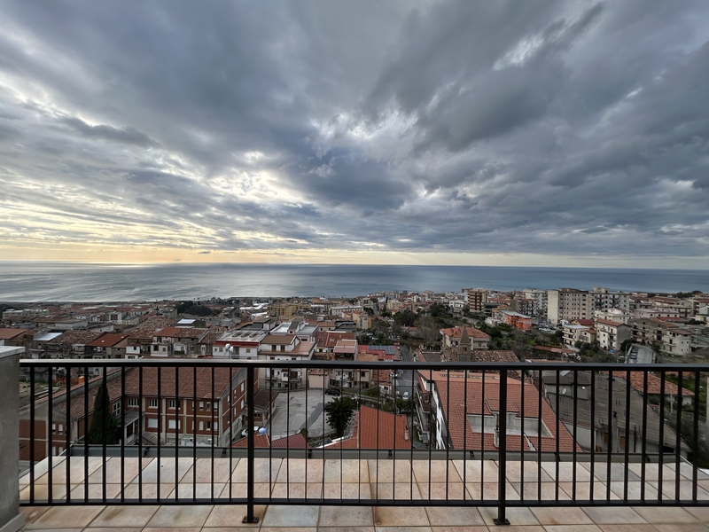 duża kamienica z kominkiem i trzema sypialniami na sprzedaż w paola w kalabrii