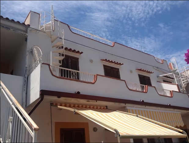 urokliwe mieszkanie na sprzedaż z dużym tarasem w mieście San Nicola Arcella w południowych Włoszech