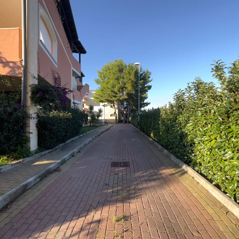 ładne mieszkanie na sprzedaż blisko plaży w kompleksie z basenem w nadmorskim mieście Marina di Pisticci w Basilicacie