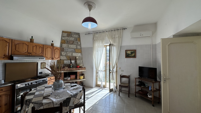 przestronne mieszkanie z 3 sypialniami na sprzedaż w nadmorskiej miejscowości San Lucido w Kalabrii we Włoszech