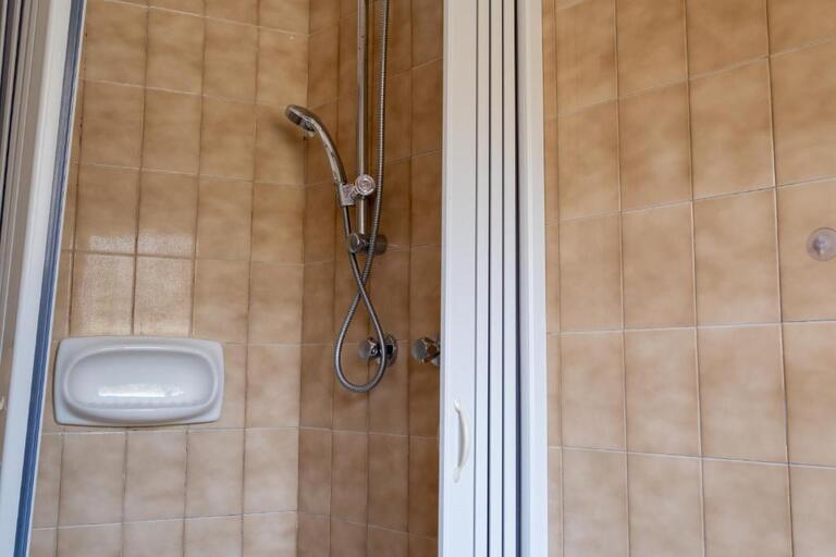 umeblowane mieszkanie z balkonem na sprzedaż w kompleksie z basenem na prywatnym osiedlu w Falerna w południowych Włoszech