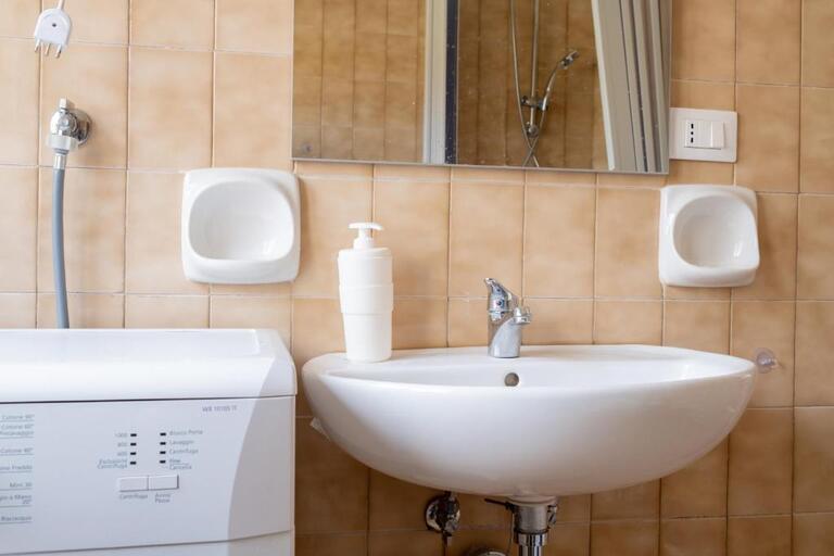 ładna nieruchomość z balkonem na sprzedaż na prywatnym osiedlu w miasteczku Falerna w południowych Włoszech