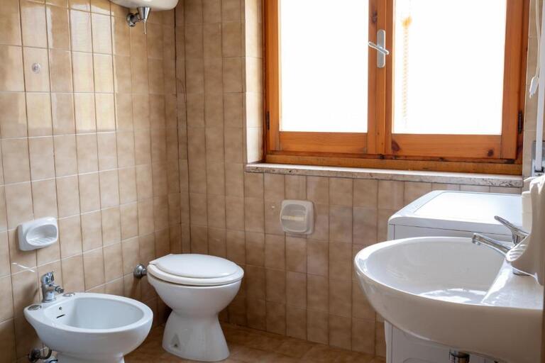 estetyczna nieruchomość z balkonem na sprzedaż w kompleksie z basenem w nadmorskiej miejscowości Falerna w Kalabrii we Włoszech