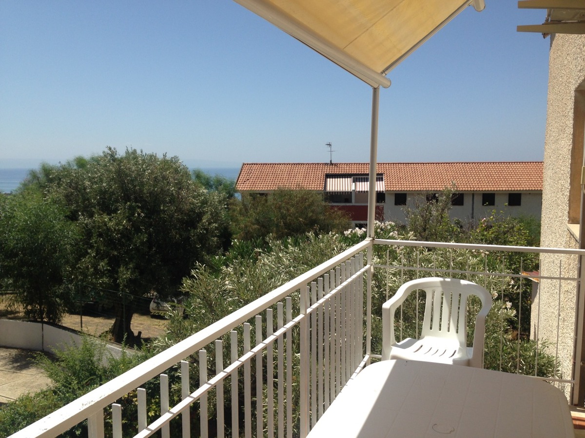 estetyczna nieruchomość z balkonem na sprzedaż na prywatnym osiedlu w miasteczku Falerna w południowych Włoszech