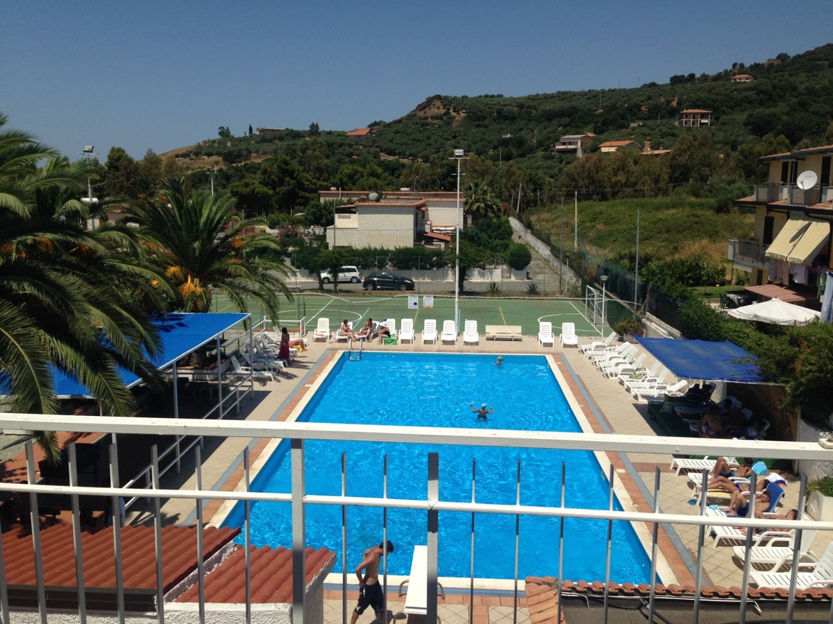 trzypokojowe umeblowane mieszkanie z balkonem na sprzedaż w kompleksie z basenem w nadmorskiej miejscowości Falerna w Kalabrii we Włoszech