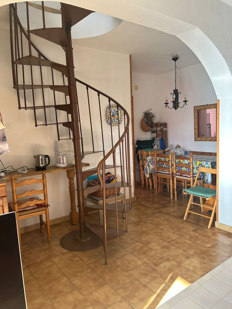 urokliwe mieszkanie na sprzedaż blisko sklepów w mieście Scalea w południowych Włoszech