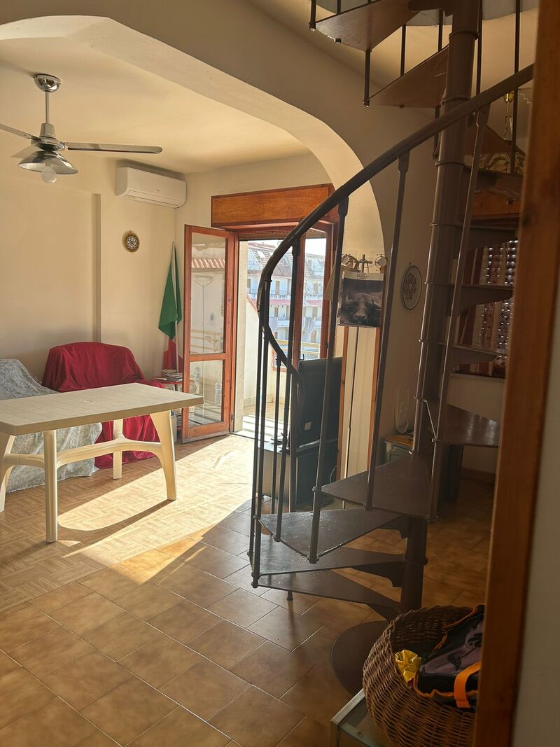 przestronne mieszkanie z dużym balkonem na sprzedaż w sercu miasteczka Scalea w Kalabrii