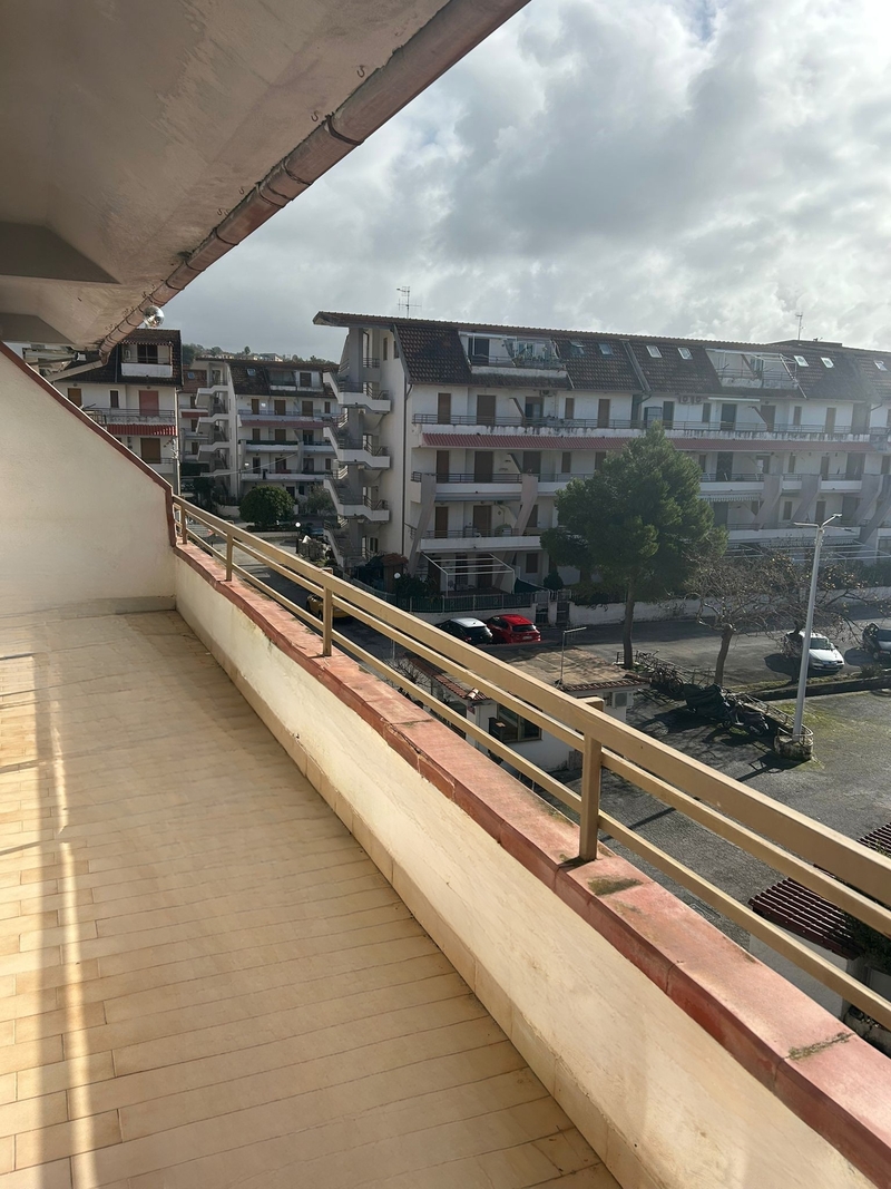 komfortowe mieszkanie z trzema sypialniami na sprzedaż na strzeżonym osiedlu w Scalea we Włoszech