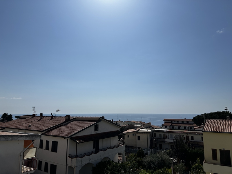 zadbane mieszkanie na sprzedaż z parkingiem w Scalea we Włoszech