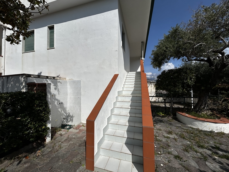 urocze dwupoziomowe mieszkanie na sprzedaż w san nicola arcella we włoszech