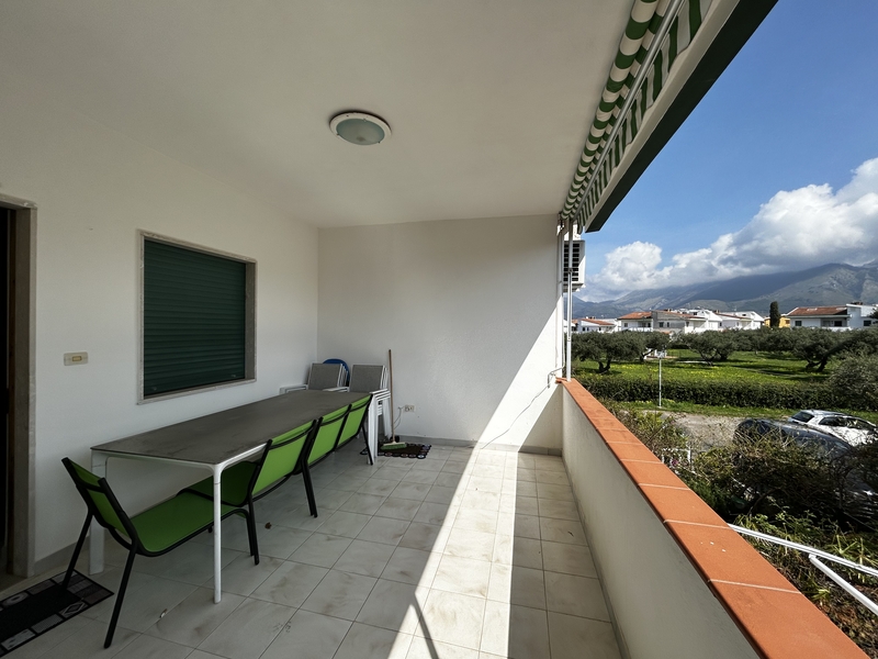 ładne mieszkanie z ogródkiem na sprzedaż w san nicola arcella we włoszech