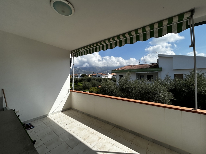 wyposażone mieszkanie z zewnętrznym prysznicem na sprzedaż w san nicola arcella we włoszech