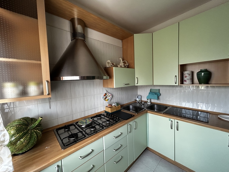 zadbaną nieruchomość z ogródkiem i zewnętrznym prysznicem na sprzedaż w san nicola arcella we włoszech