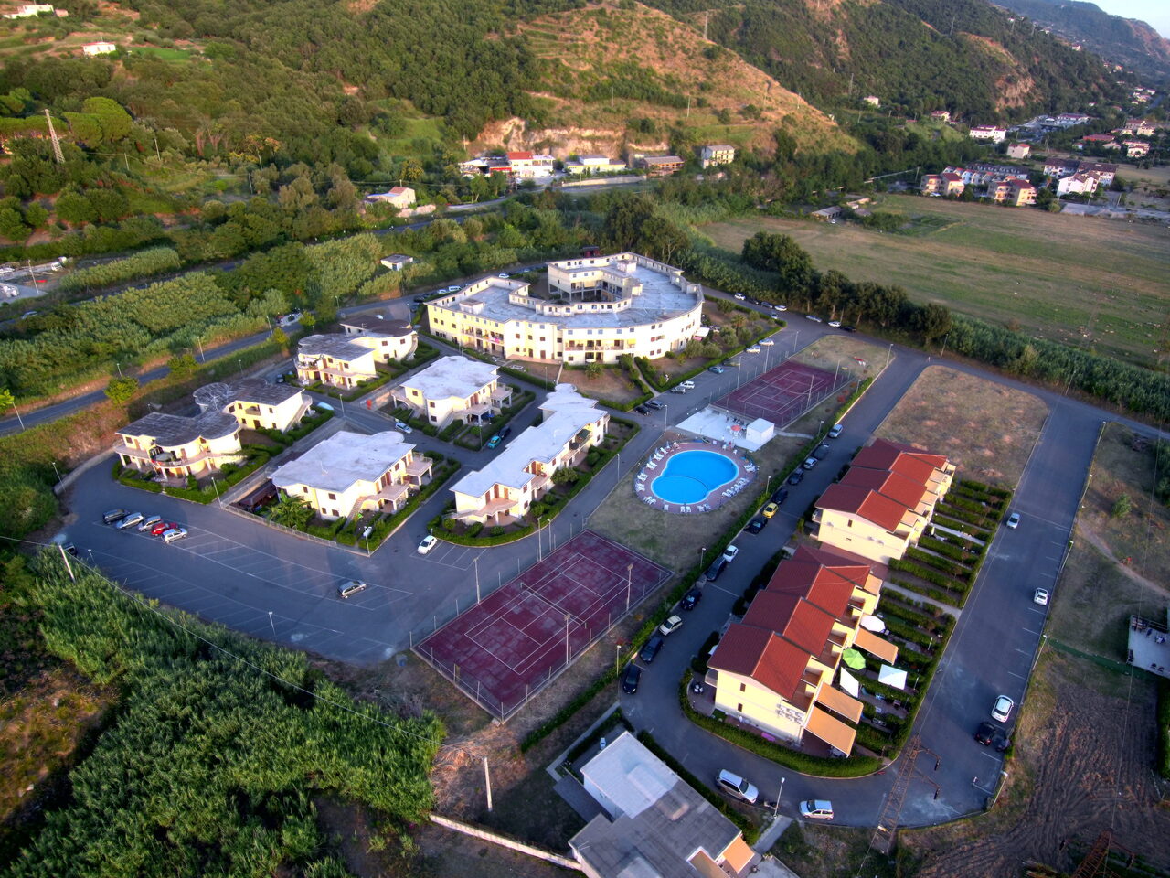 zadbaną nieruchomość na sprzedaż z tarasem i widokiem na morze w san lucido we włoszech