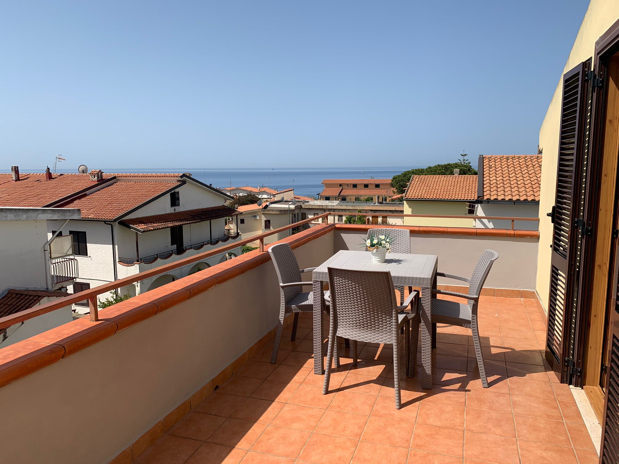 urokliwe mieszkanie na sprzedaż z dwoma tarasami w Scalea we Włoszech