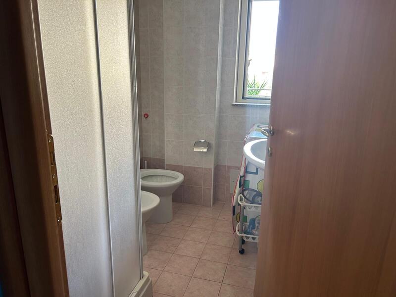 ładne mieszkanie na sprzedaż z klimatyzacją i parkingiem w san lucido we włoszech