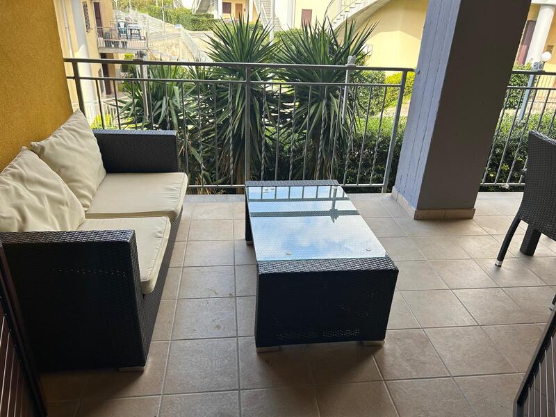 urocze mieszkanie na sprzedaż z tarasem i klimatyzacją w san lucido we włoszech