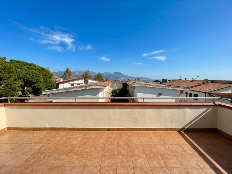 urokliwa nieruchomość na sprzedaż z widokiem na morze i góry w Scalea we Włoszech