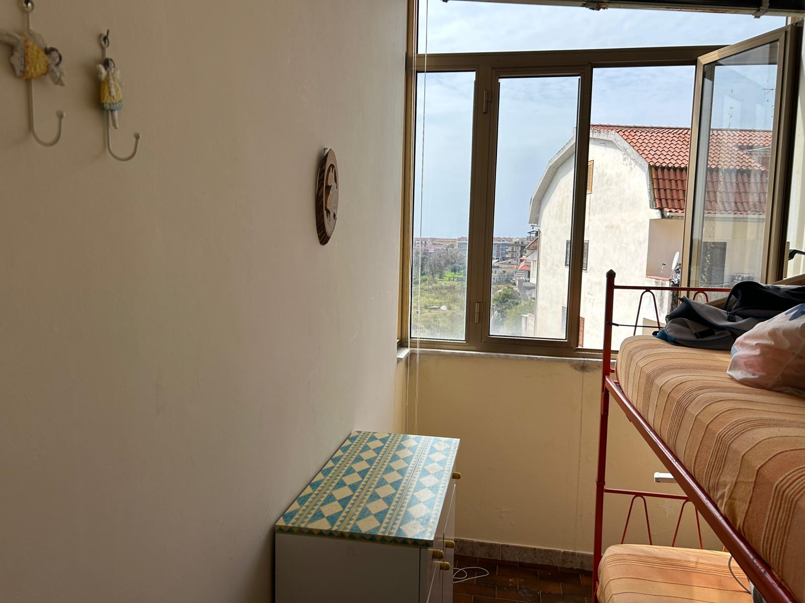 urokliwe mieszkanie blisko sklepów na sprzedaż w Scalea we Włoszech