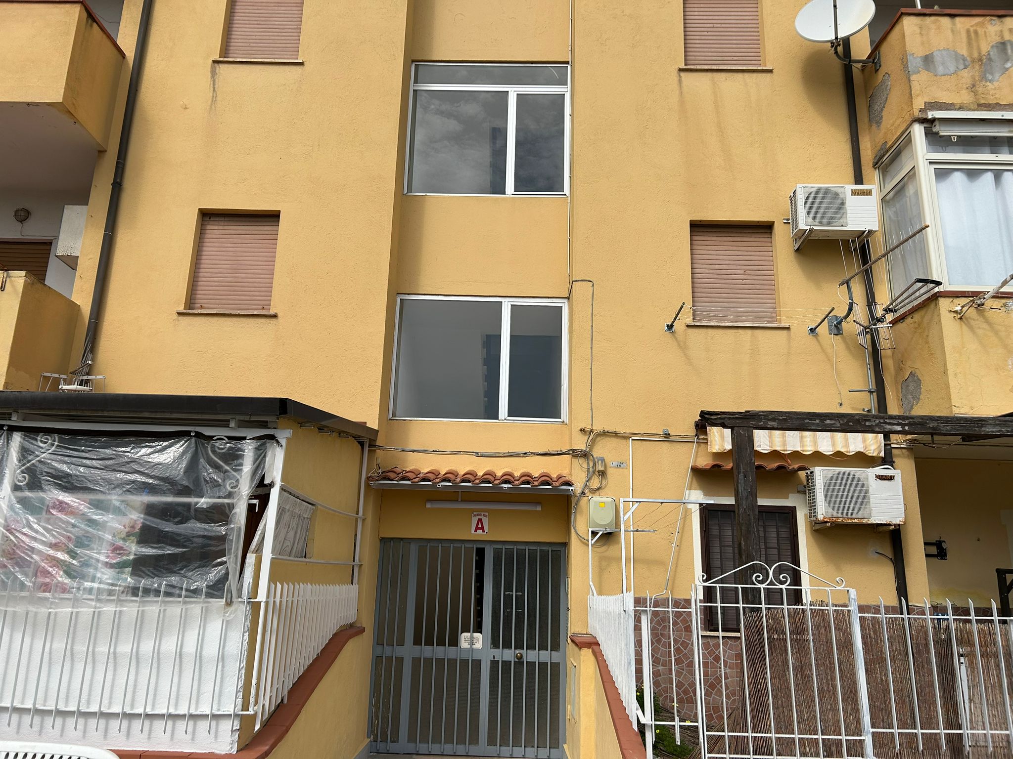 nieruchomość z balkonem na sprzedaż w nadmorskiej miejscowości Scalea we Włoszech