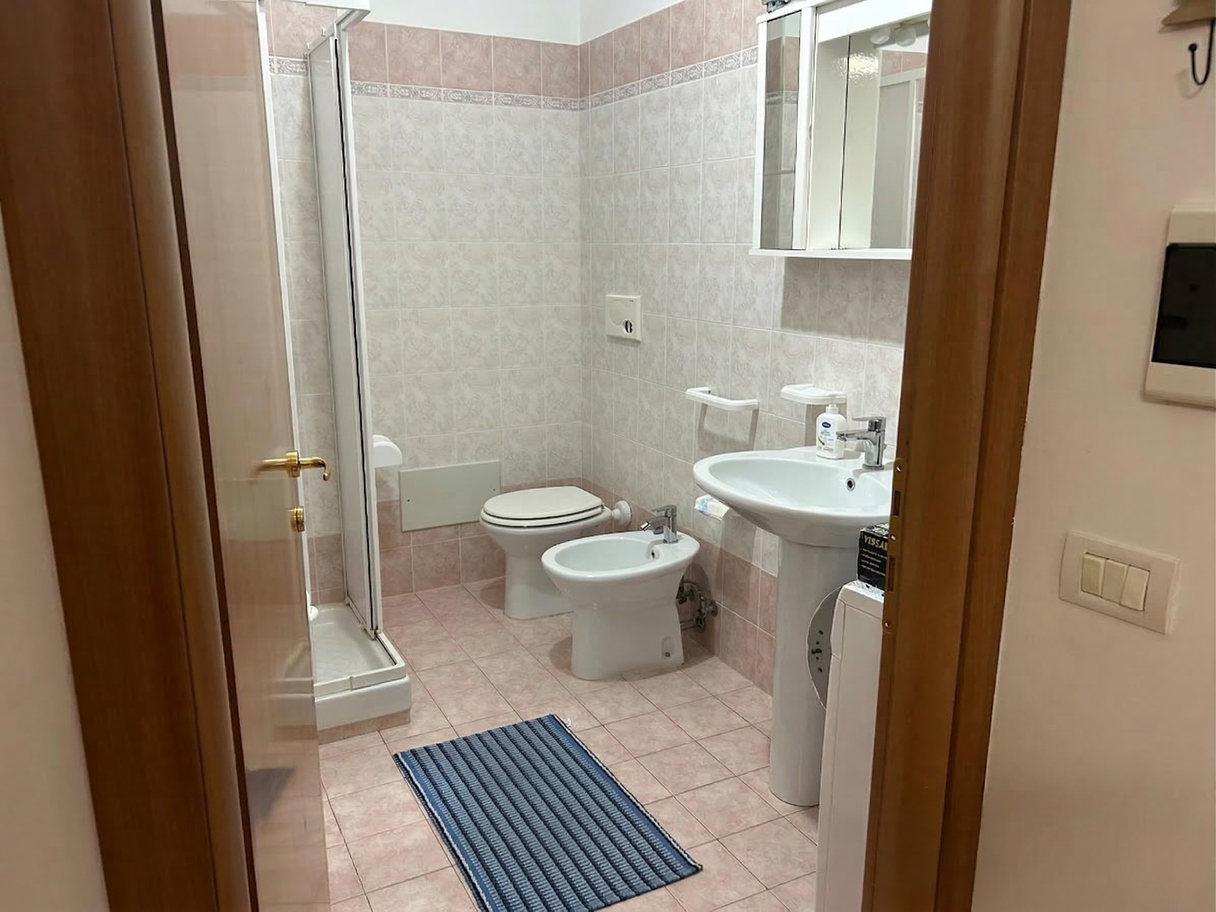 wyposażone mieszkanie z klimatyzacją na sprzedaż w zadbanym kompleksie w San Lucido w Kalabrii