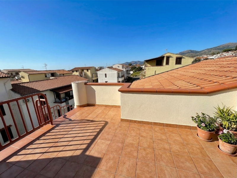 urokliwe mieszkanie na sprzedaż z parkingiem w Kalabrii w Scalea